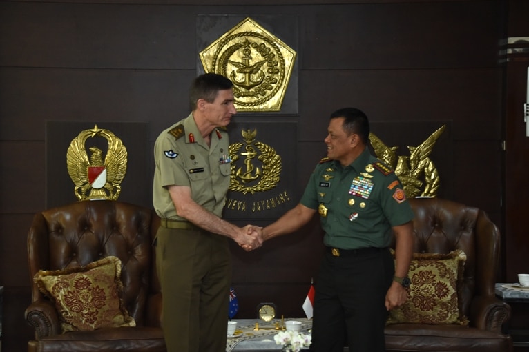 Lieutenant General Angus Campbell shakes hands with General Gatot Nurmantyo.