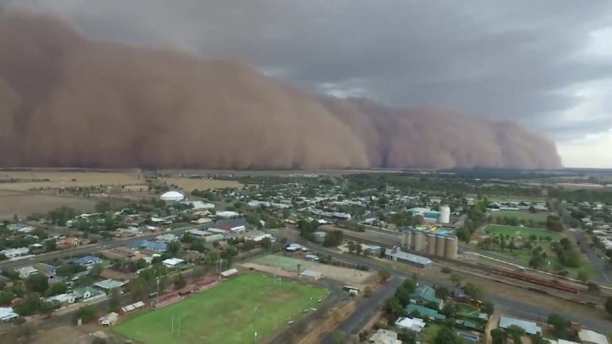 A massive purple dust cloud rolls in across Dubbo