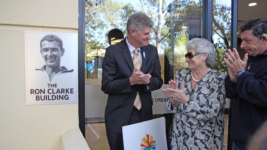 Helen Clarke unveils a plaque for her late husband Ron