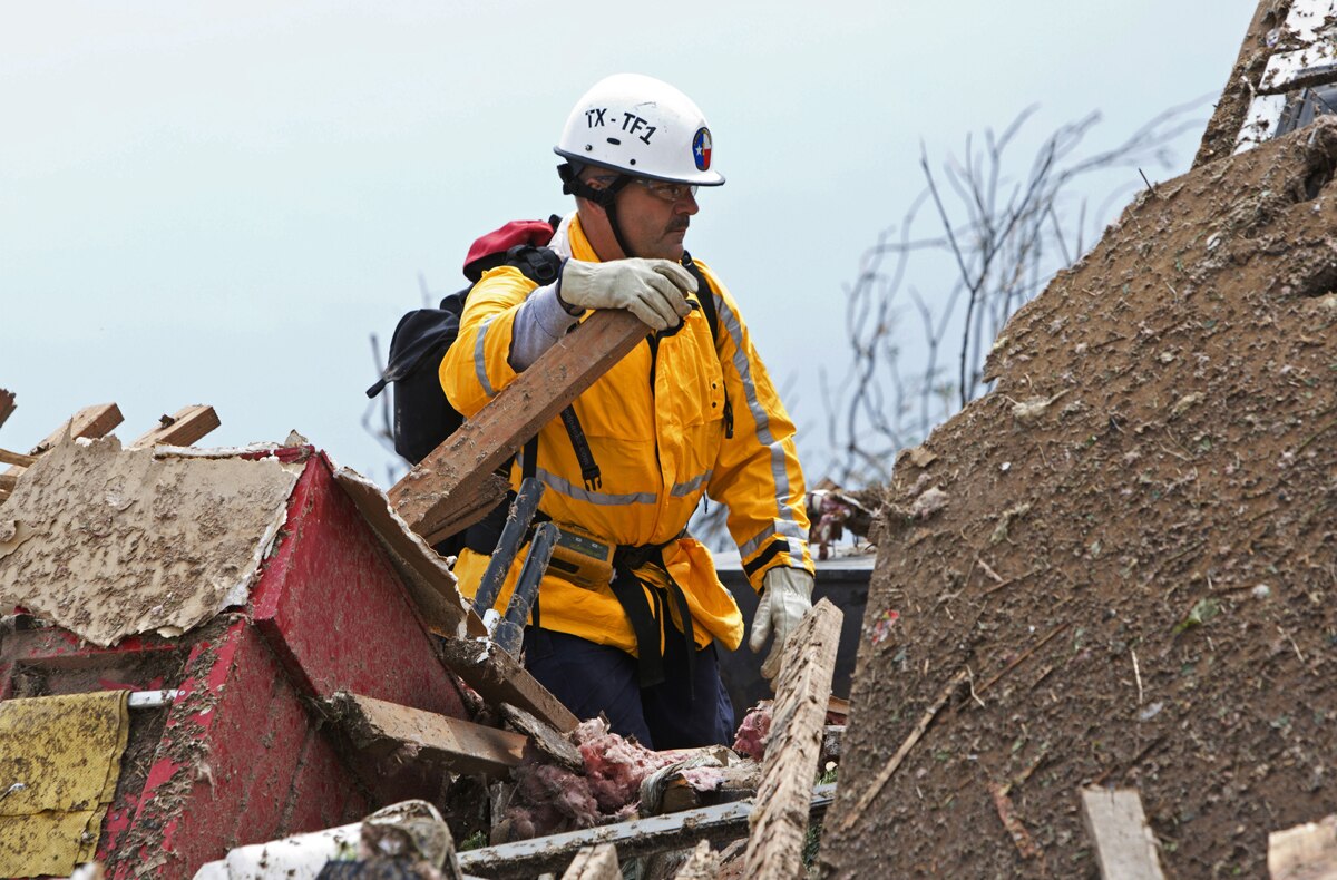 Oklahoma tornado: Survivor finds her missing dog during television ...