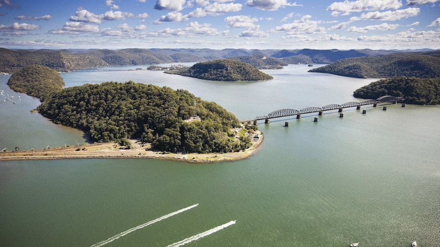 An independent investigation is underway into the Hawkesbury River rail bridge amid concerns about its safety.