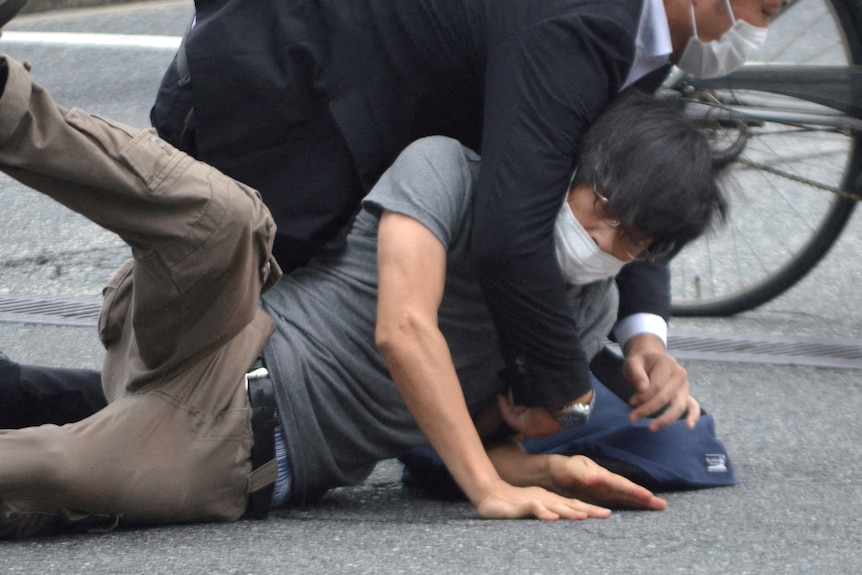 一名男子在日本枪击现场被捕