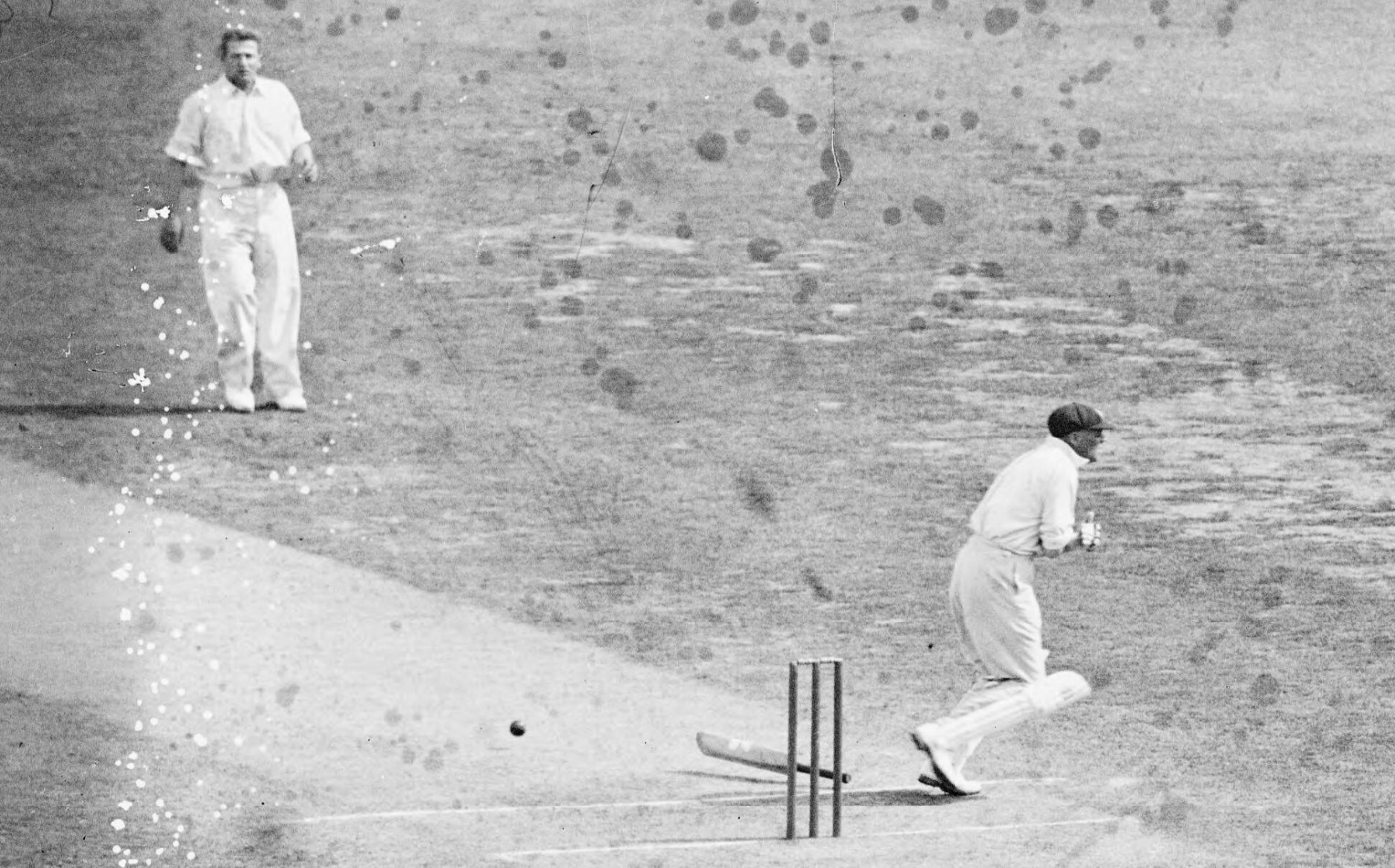 O capitão australiano de críquete, Bill Woodfull, é atingido por uma bola do jogador rápido inglês Harold Larwood.