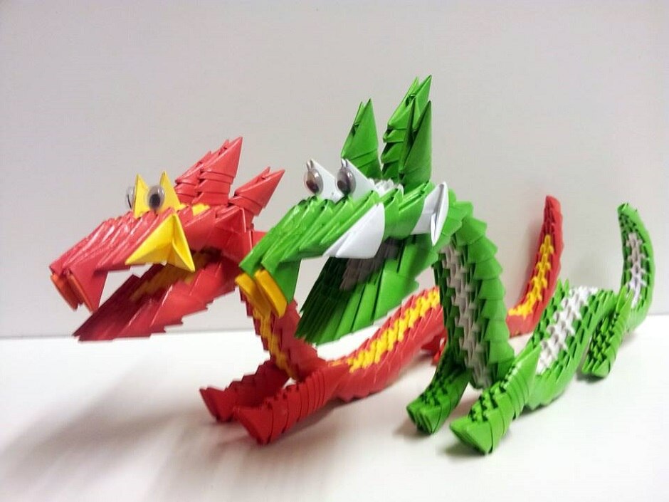Дракон из гофрированной бумаги. Идеи для дракона на руку из бумаги. Оригами дракон на руку. Украшения для дракона из бумаги. Украшения на дракона BP ,evfub.