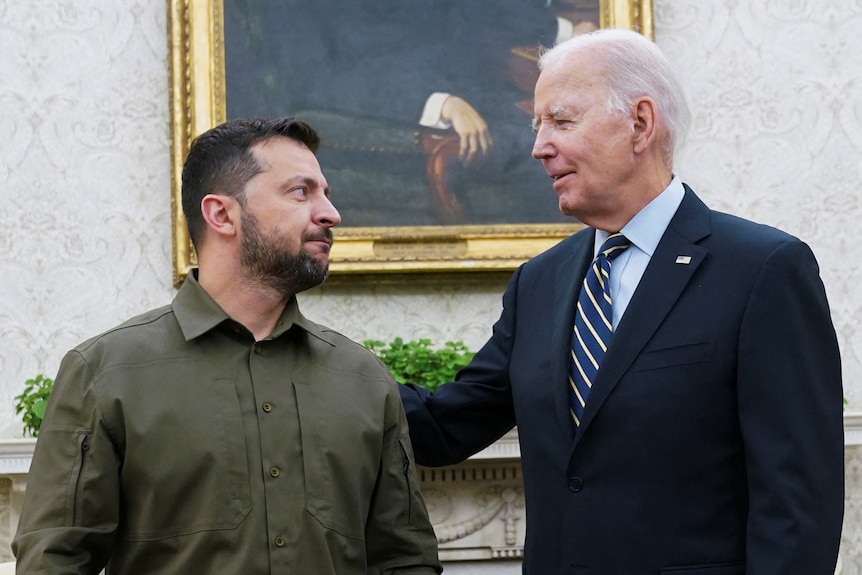 Zelenskyy in khakhi and Biden in suit in White House.
