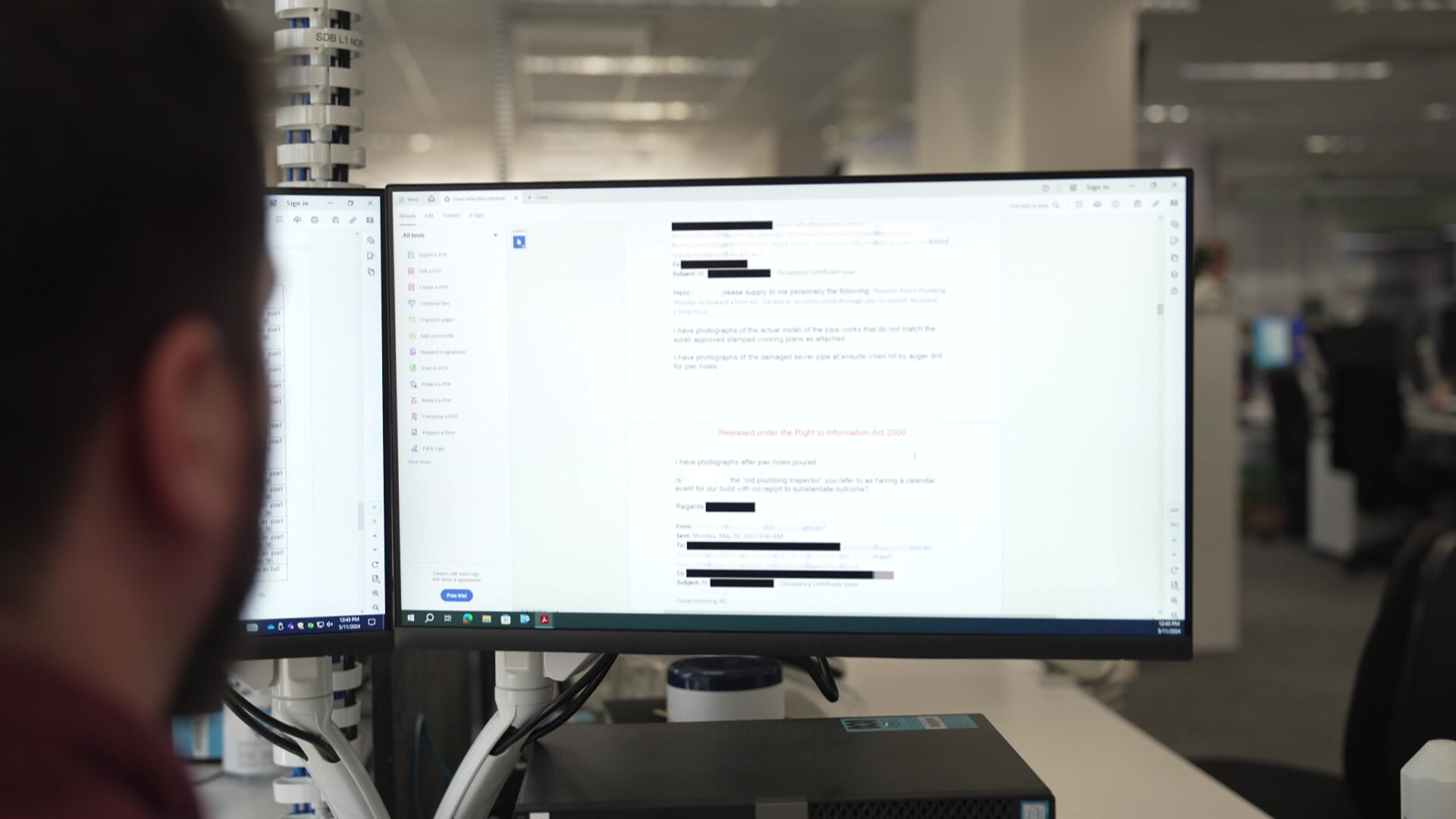 コンピューター画面には、部分が編集された文書が表示されます。