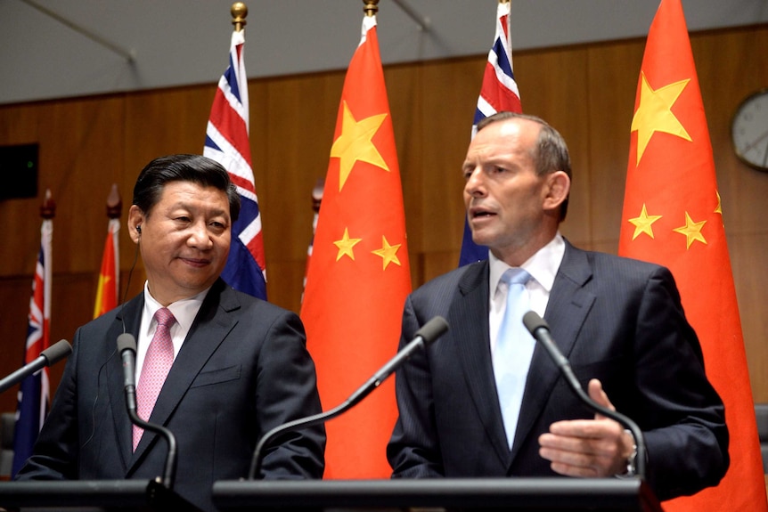 中国国家主席习近平和澳大利亚总理托尼·阿博特在新闻发布会上讲话