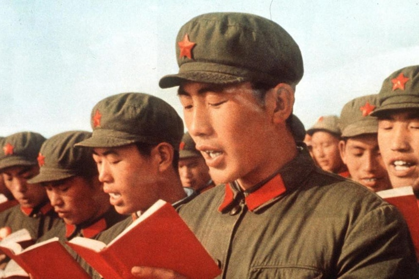 中共党员在读毛语录，即“红宝书”。