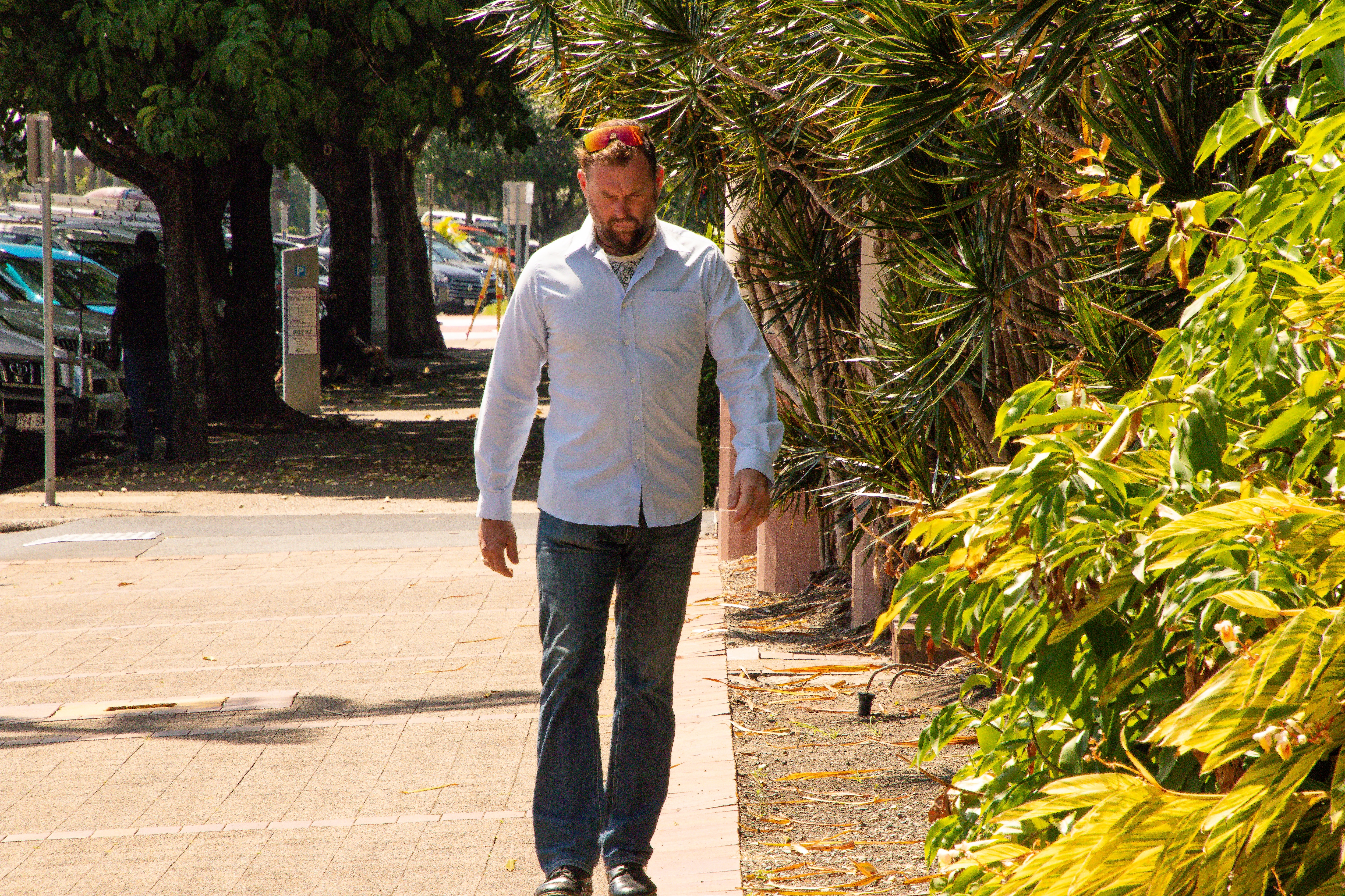 Tomas espontáneas de personas frente a un juzgado.