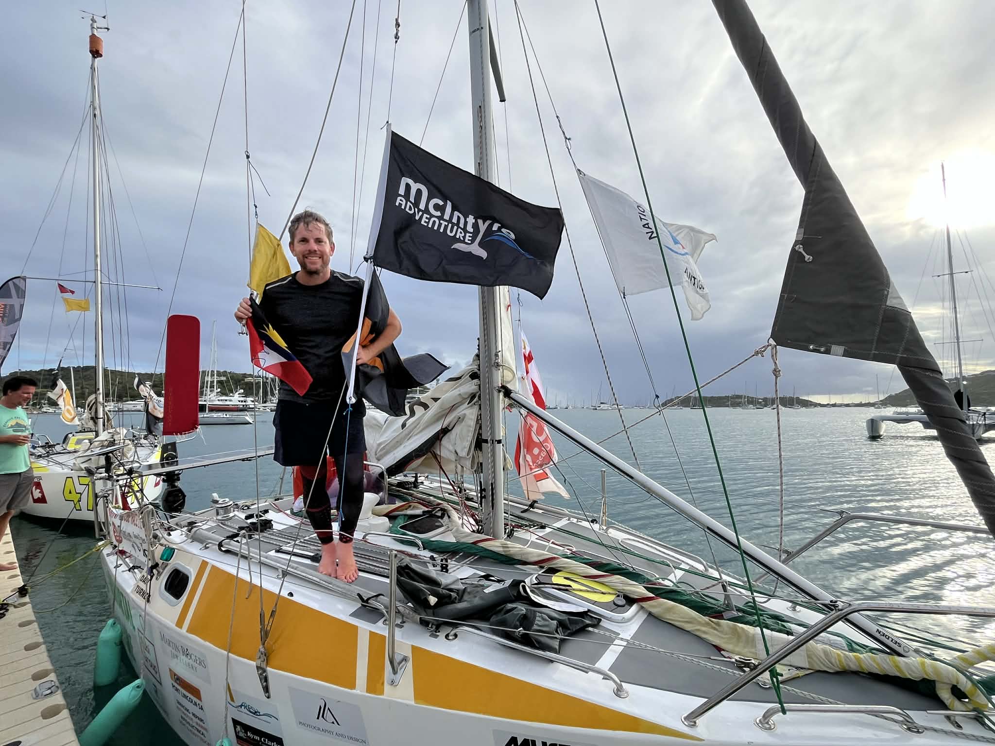 Um homem sorri em um iate.