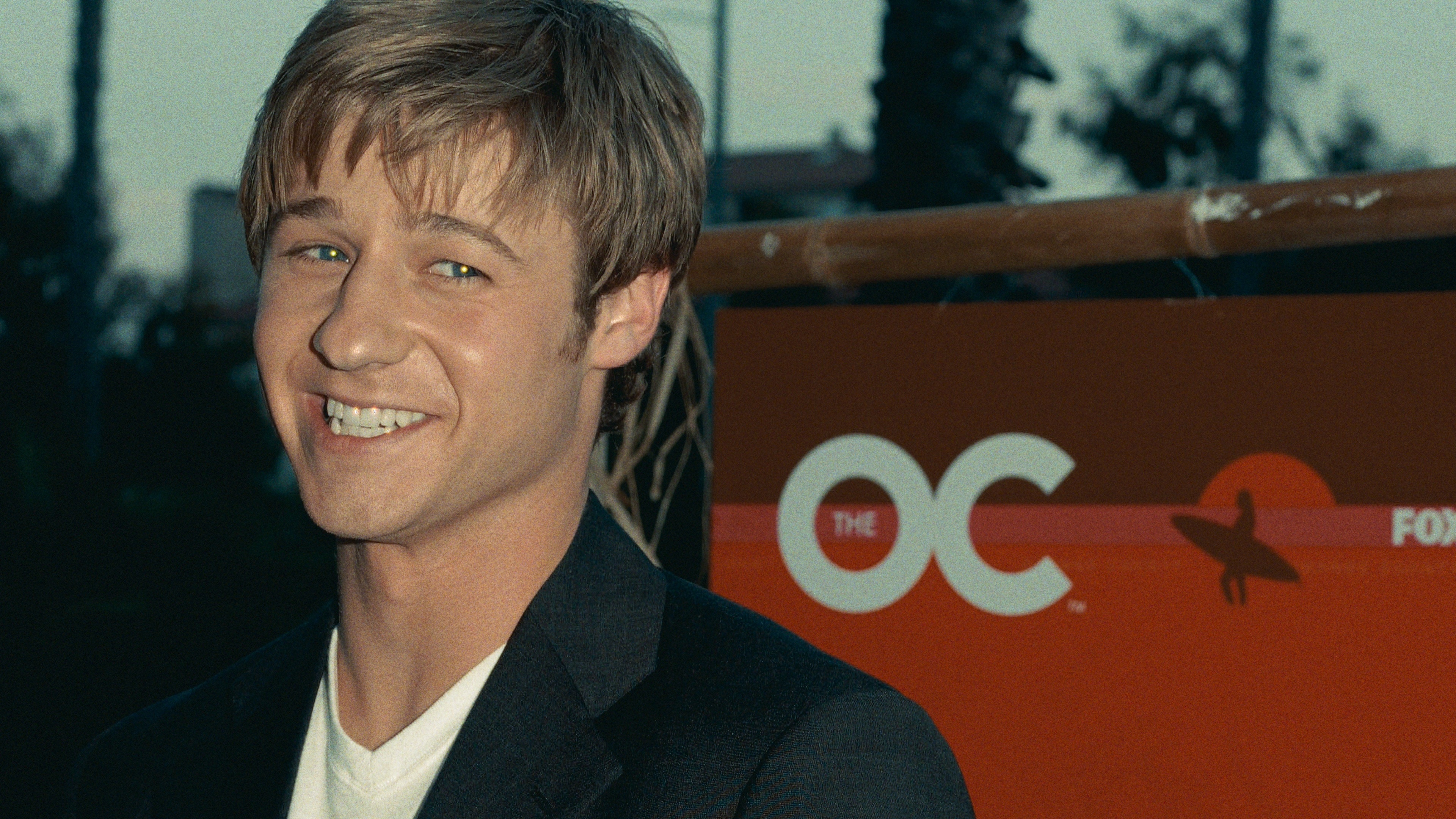 Ben McKenzie on the red carpet, smiling.