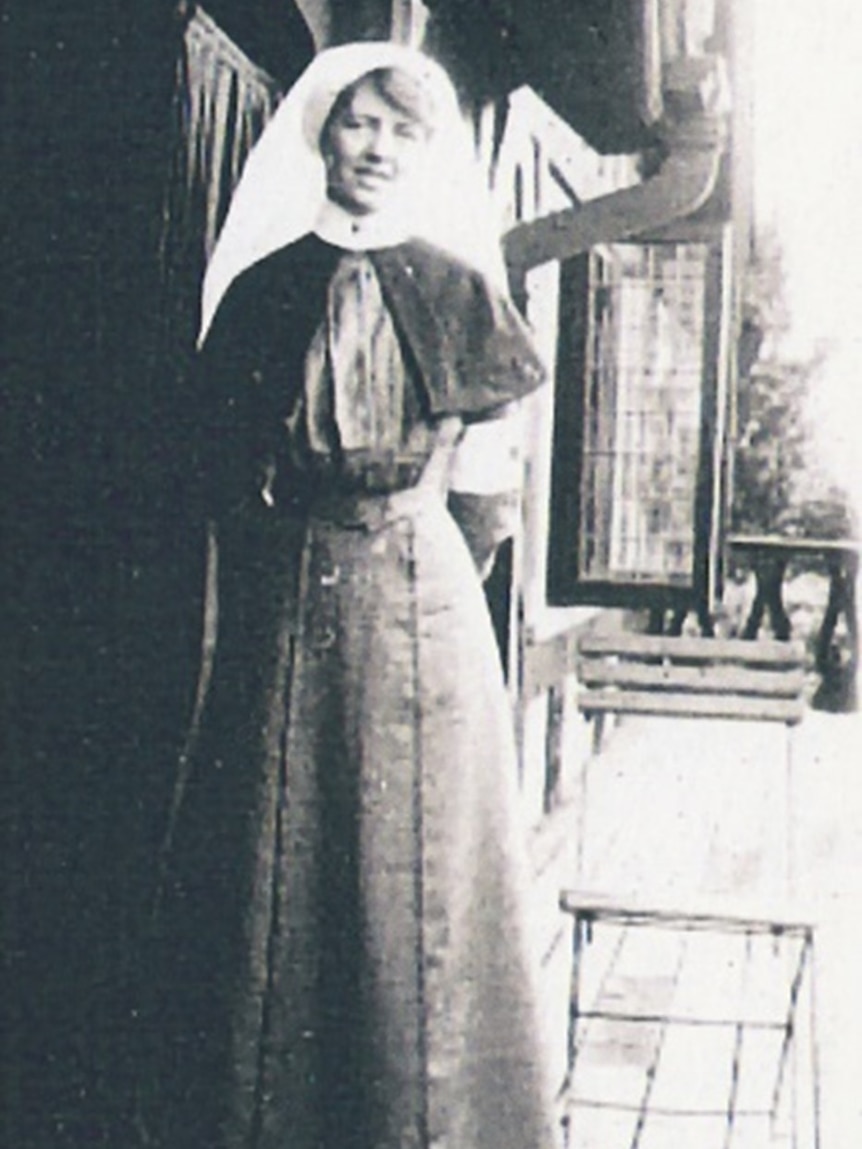 Fotografía en blanco y negro de una mujer con uniforme de hermanas enfermeras a principios del siglo XX.