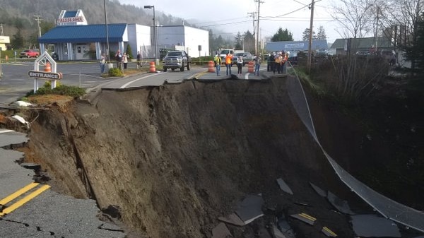 People look at the Oregon sinkhole.