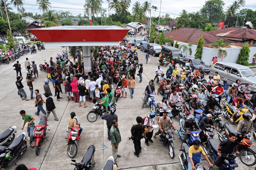 Indonesia hikes fuel prices 44 per cent despite public anger - ABC News