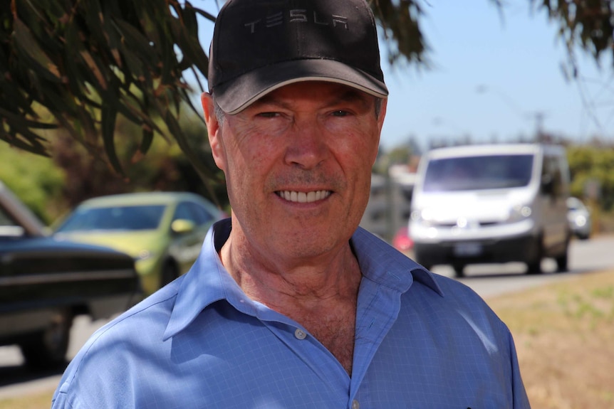 A head and shoulders photo of electric car blogger Leo Kerr, a road and trees behind him.