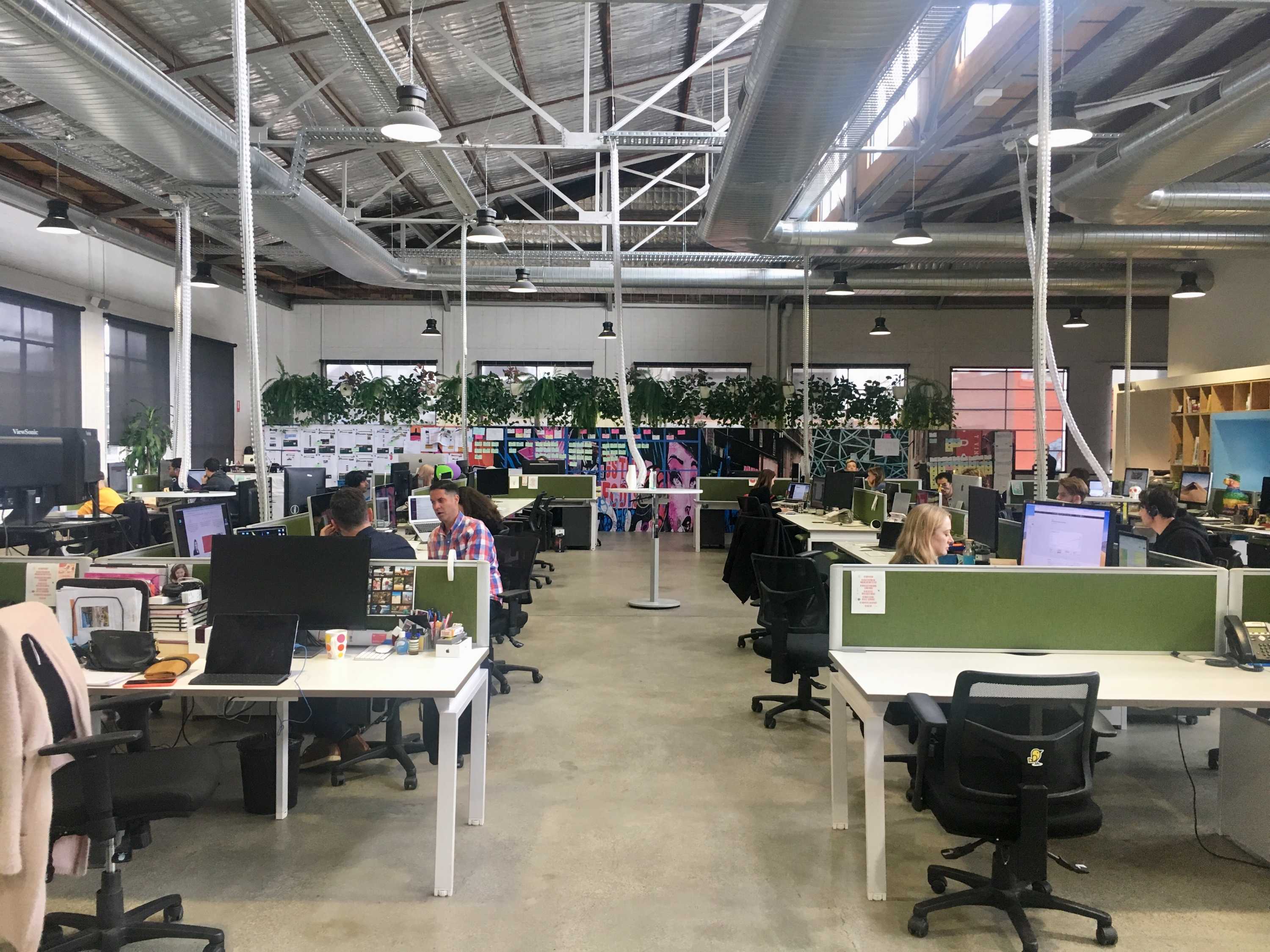 Versa open plan workplace with desks and chairs