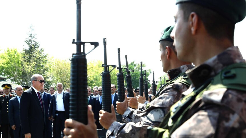 Erdogan greets military guards