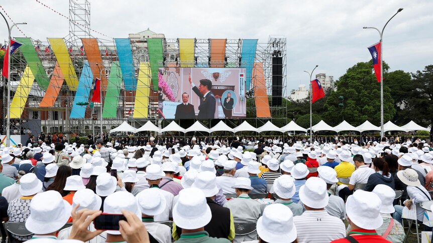 台湾民众通过总统府前的大屏幕观看新总统就职宣誓的直播。