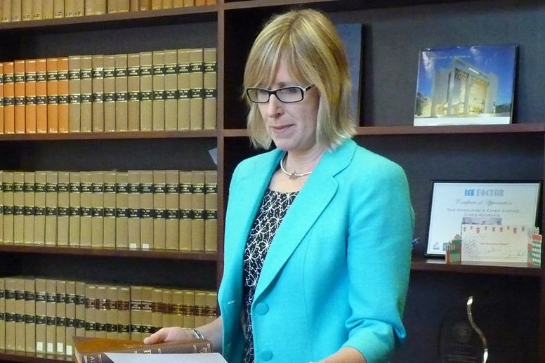 Juez Jane Schammer durante su juramento.