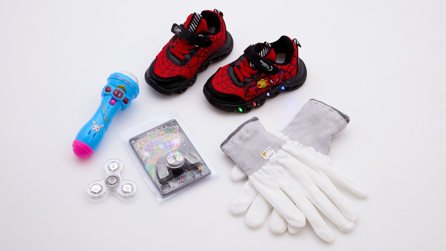 Fidget spinner, luvas, uma lanterna de brinquedo. um protetor bucal e um par de sapatos 