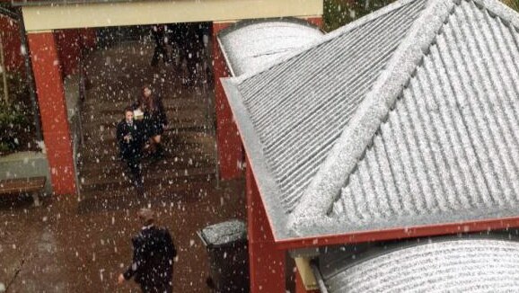 The cold snap has brought snow flurries to Mount Macedon's Braemar College.