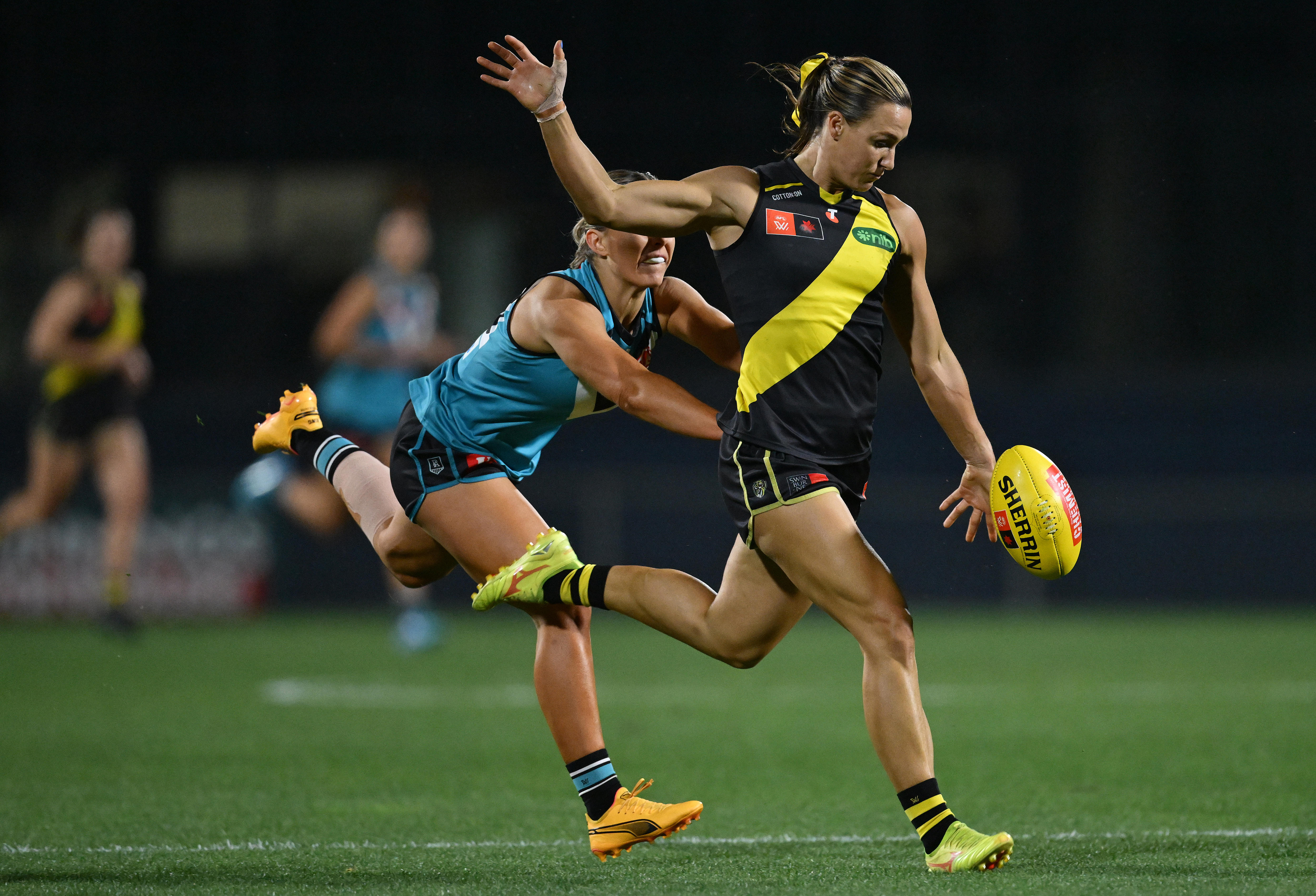   Eilish Sheerin de los Tigres patea la pelota.