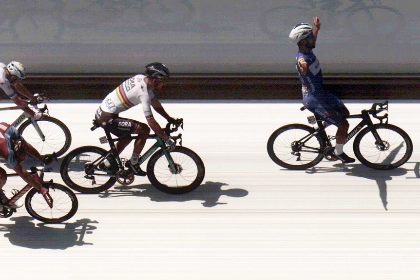 (R - L) Fernando Gaviria beats Peter Sagan, Marcel Kittel and Alexander Kristoff at Tour de France.