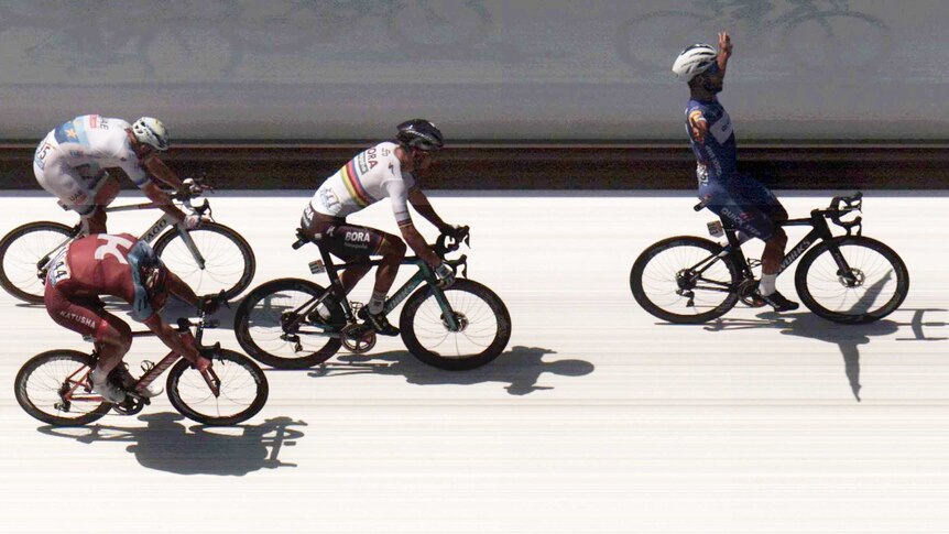 (R - L) Fernando Gaviria beats Peter Sagan, Marcel Kittel and Alexander Kristoff at Tour de France.