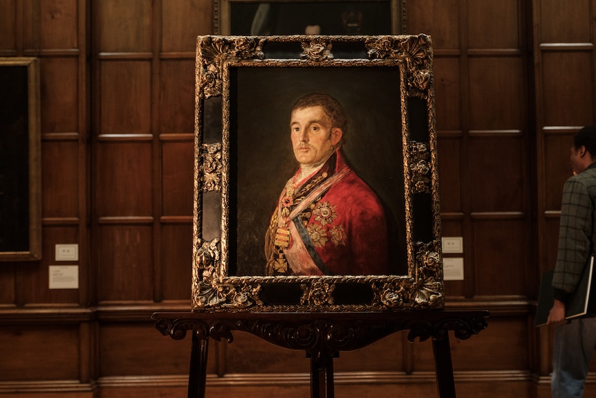 La peinture du duc de Wellington de la période romantique représentant un homme blanc vêtu d'un manteau rouge royal avec des ornements en or.