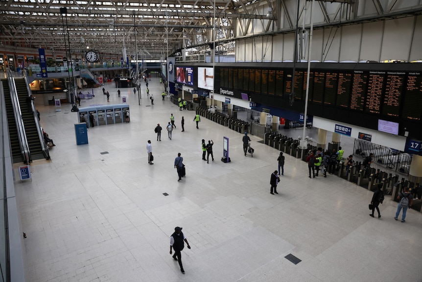 Una vista aérea de algunas personas en la estación de Waterloo.