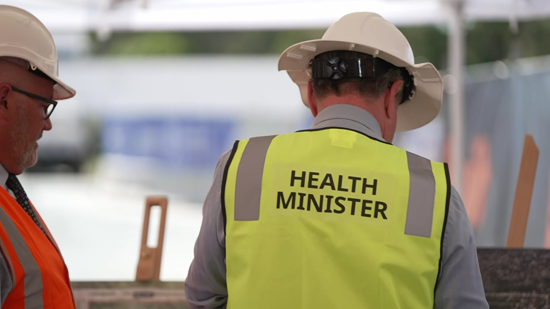Hombre con chaleco reflectante con la inscripción “Ministro de Sanidad”.