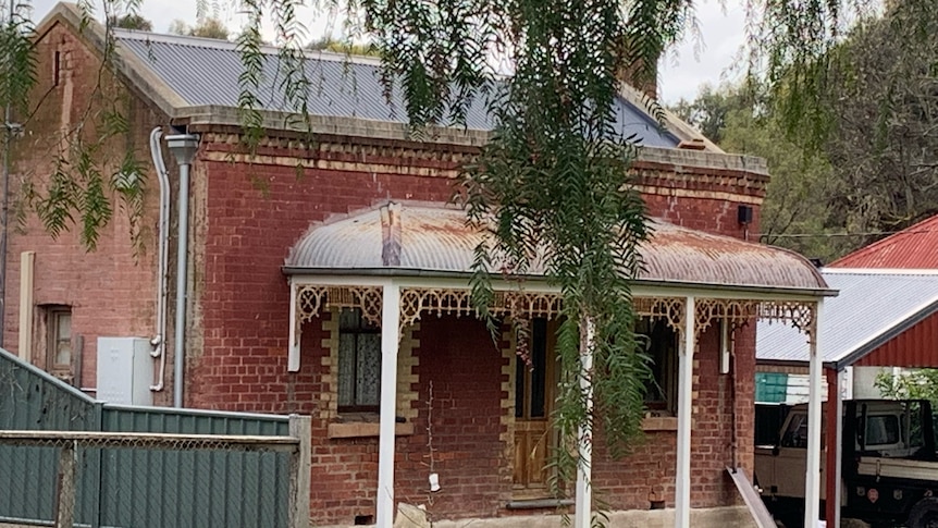 Historic red brick cottage in Bendigo 