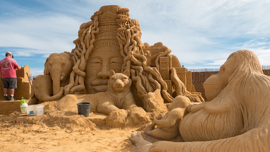Sculptors raise zoo animals from sand at Port Noarlunga for school holidays  - ABC News