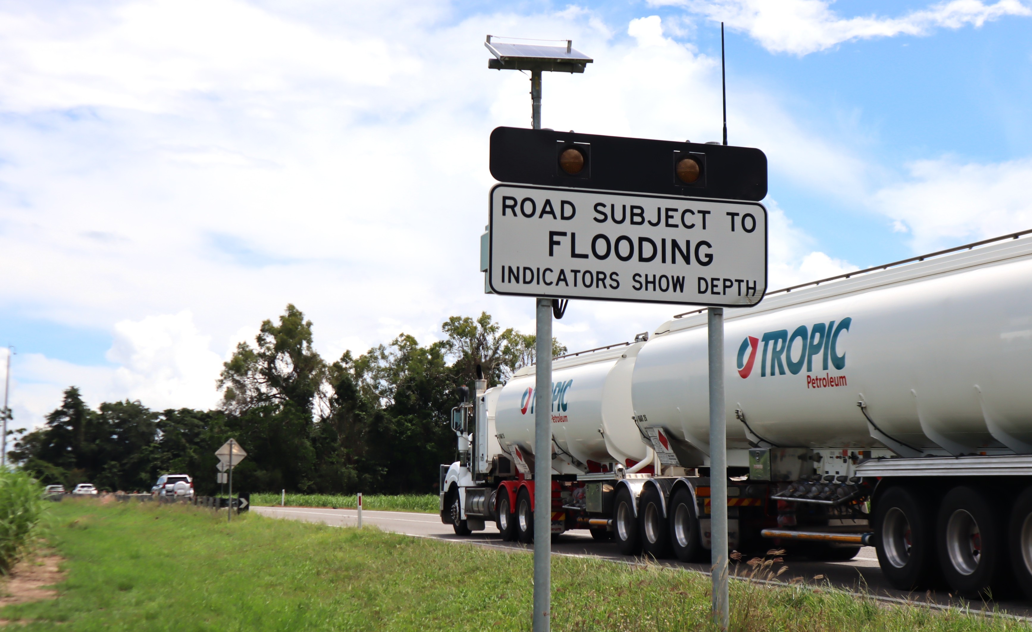 El camión llega al cruce de Bruce Highway en Gairloch.