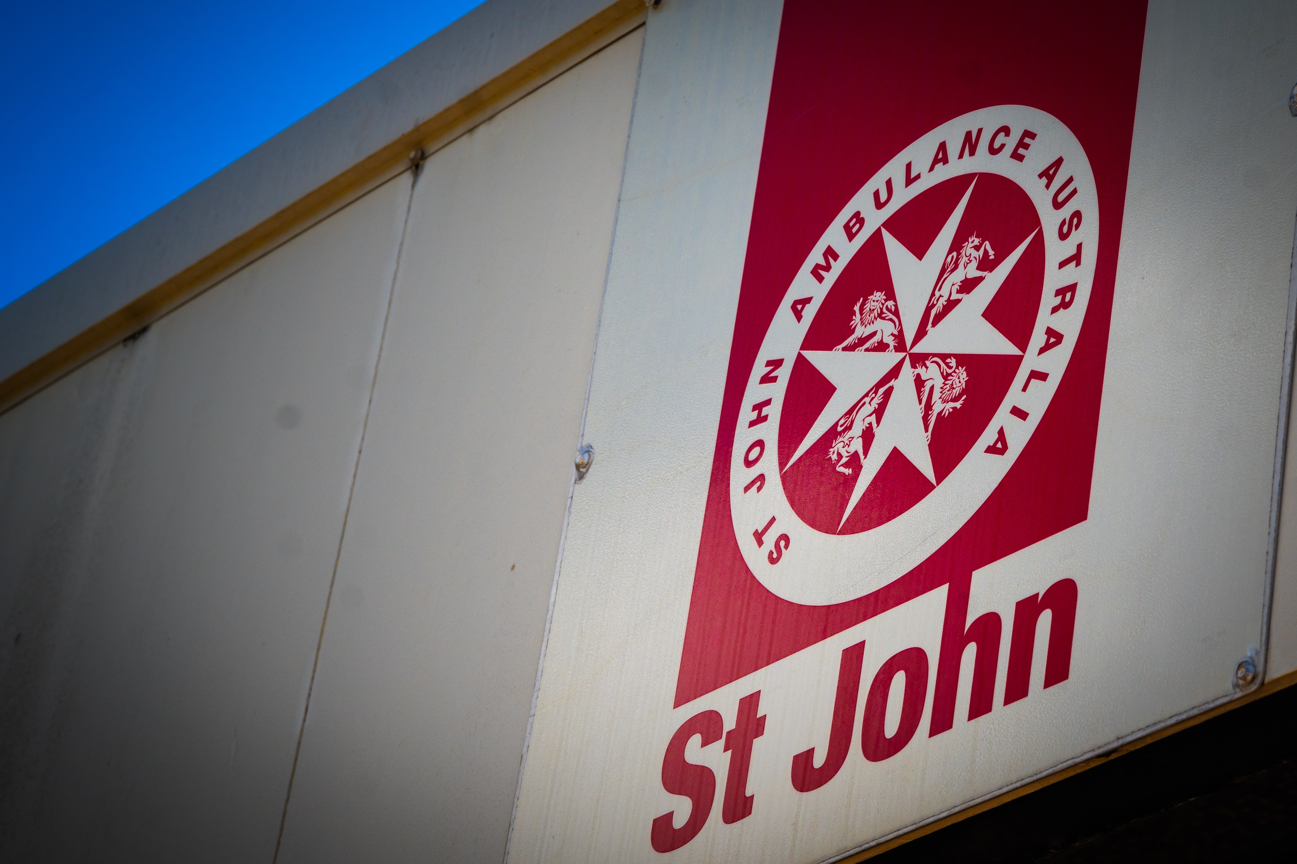 Logotipo de ambulancia circular en el techo del edificio. 
