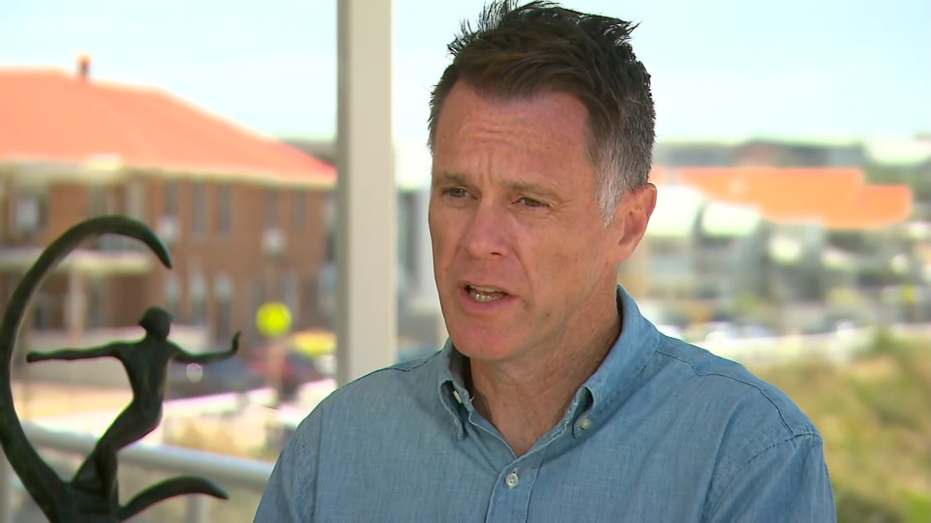 O primeiro-ministro de Nova Gales do Sul, Chris Minns, fala à mídia ao ar livre em Newcastle.