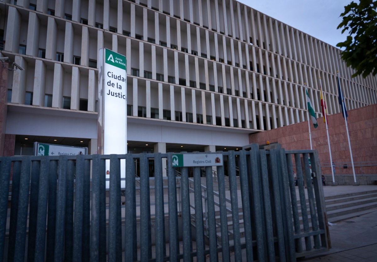 O exterior de um edifício grande e quadrado.