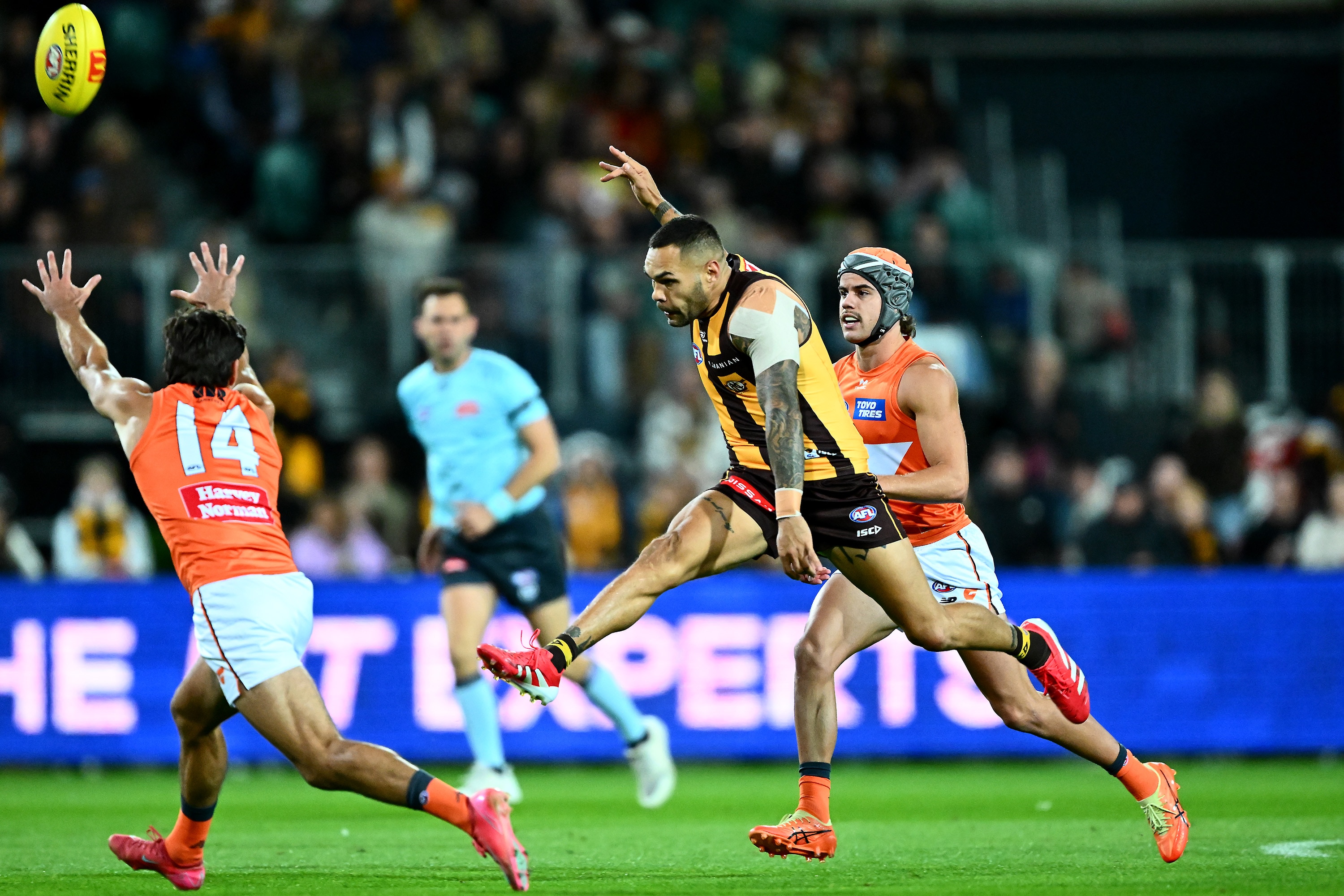 Live: Giants, Hawks clash in Sydney before premiers open campaign in Brisbane