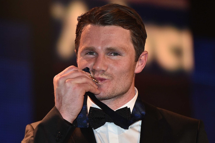 Patrick Dangerfield kisses Brownlow Medal