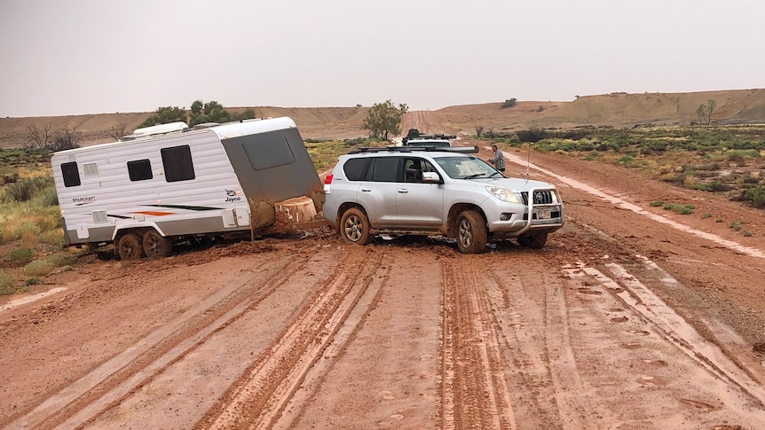 Travellers stranded on Oodnadatta Track with supplies running low and more rain coming – ABC News