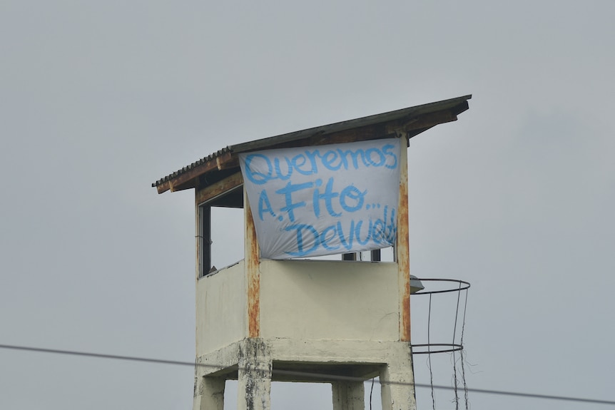  Inmates hold a banner reading "Fito is not political loot" in Spanish. 