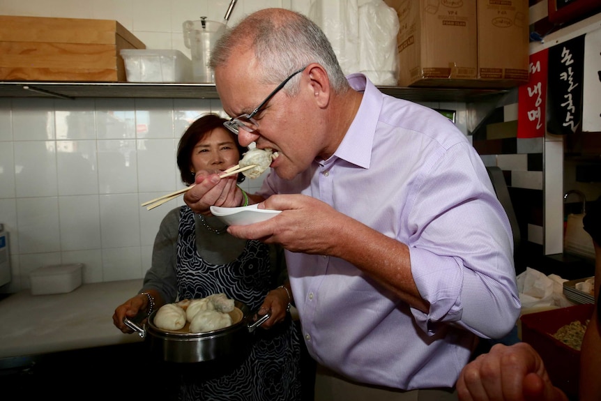 莫里森在2019年澳大利亚选举开始第三天吃饺子