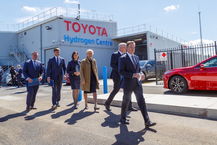 Scott Morrison und liberale Politiker gehen vor einer Toyota-Wasserstofffabrik spazieren