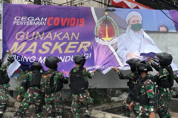 Baliho HRS Diturunkan TNI