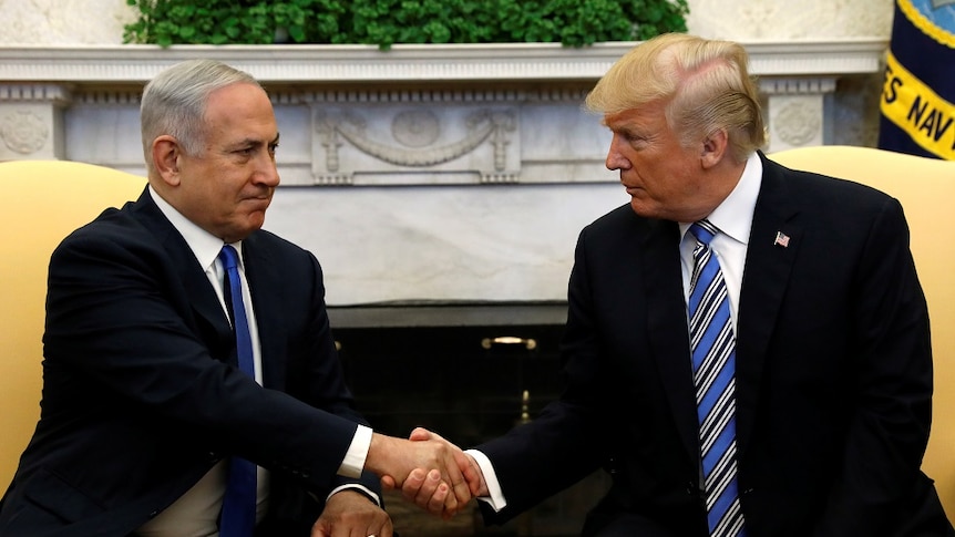 Benjamin Netanyahu and Donald Trump shake hands.