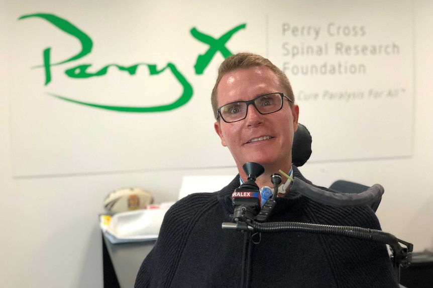 Perry Cross habla en una conferencia de prensa en Gold Coast.