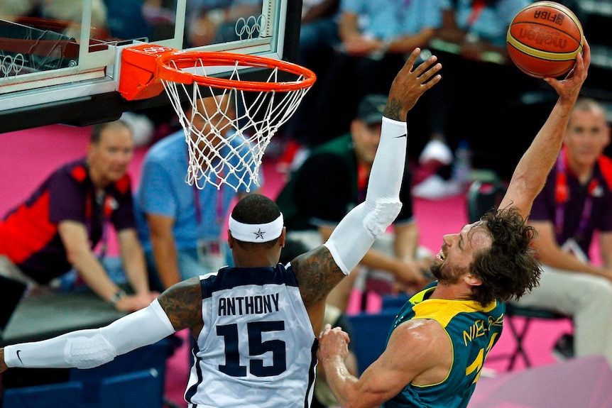 Matt Nielsen (R) goes in for a dunk over Carmelo Anthony of the US during their quarter-final.