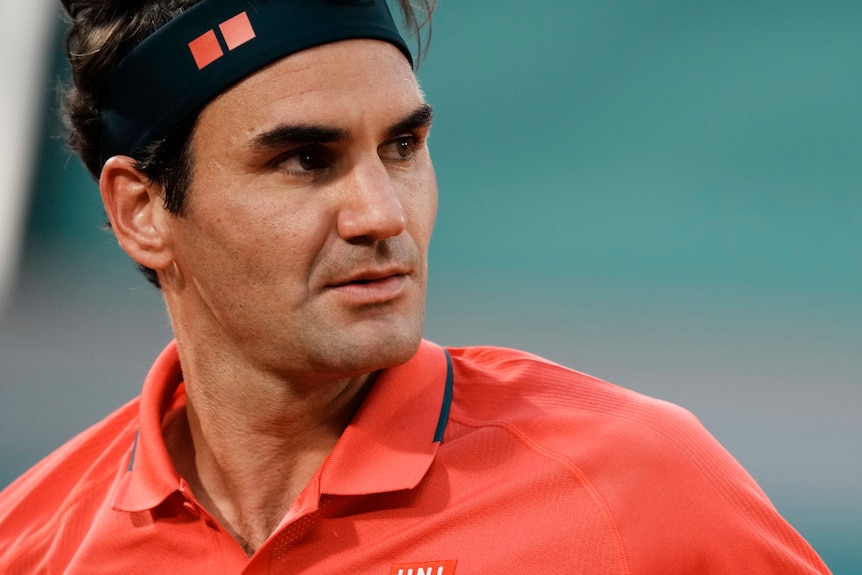 Le Suisse Roger Federer retourne à la ligne de service prêt à recevoir le service