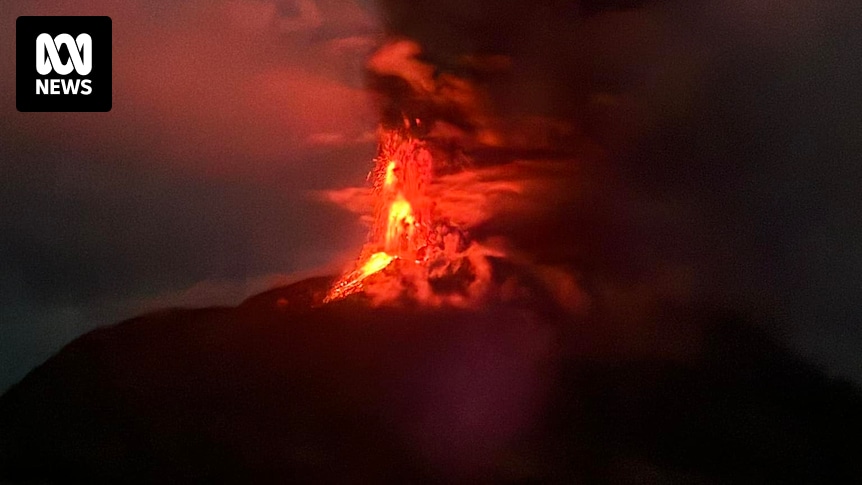 印尼火山再次喷发 数千人因海啸威胁撤离
