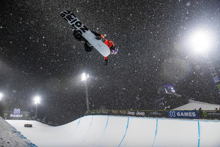 Val Guseli completa un salto en el SuperPipe